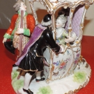PERSONNAGE carrosse en PORCELAINE ALLEMANDE voir signature meissen
