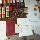 DDR Medaillen/ Orden/ Abzeichen Urkunden Konvolut 64 Orden+16 Urkunden Nachlass
