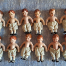 12 kleine Puppenstubenpüppchen